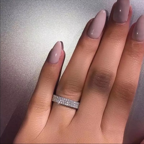 Stunning Silver Crystal Ring - Picture 1 of 3